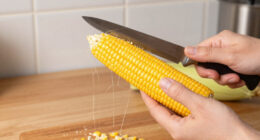 I’ll Never Shuck Corn Again After Learning An Ingenious Trick That Takes Seconds